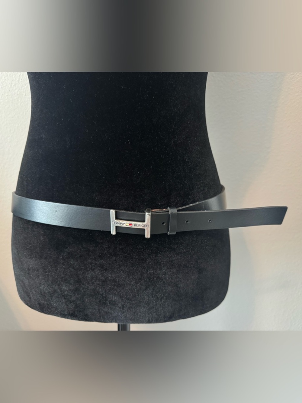 Tommy Hilfiger Black Leather Belt Silver Logo Buckle Size Large 38" Unisex Italy